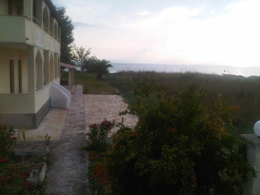 Virginia'S Beachfront Apartments Kávos Quarto foto