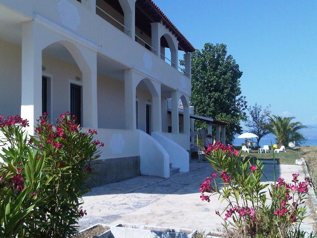 Virginia'S Beachfront Apartments Kávos Quarto foto